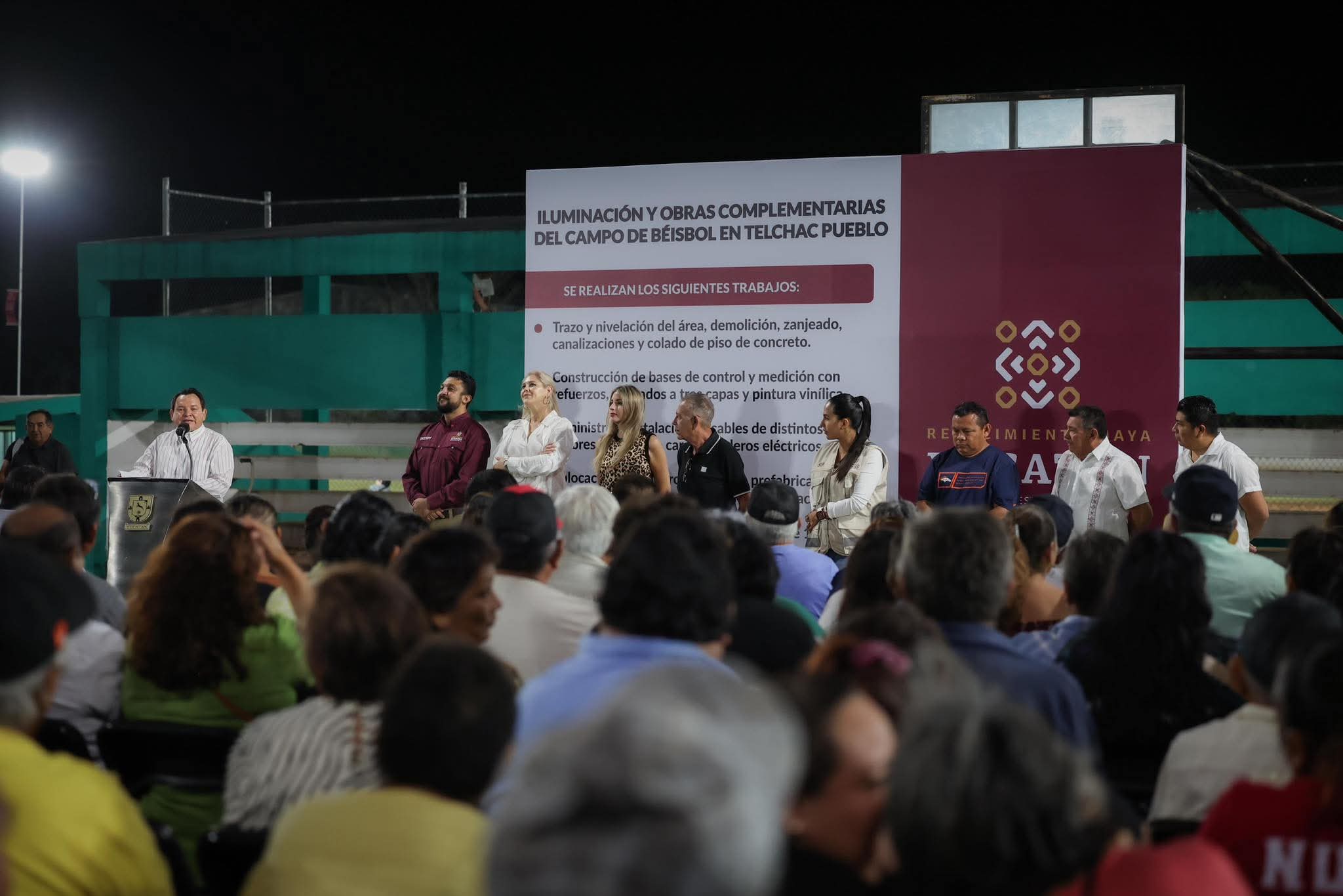 El Gobernador Joaquín Díaz Mena anuncia la rehabilitación del alumbrado del campo de béisbol “Independencia” Telchac Pueblo.