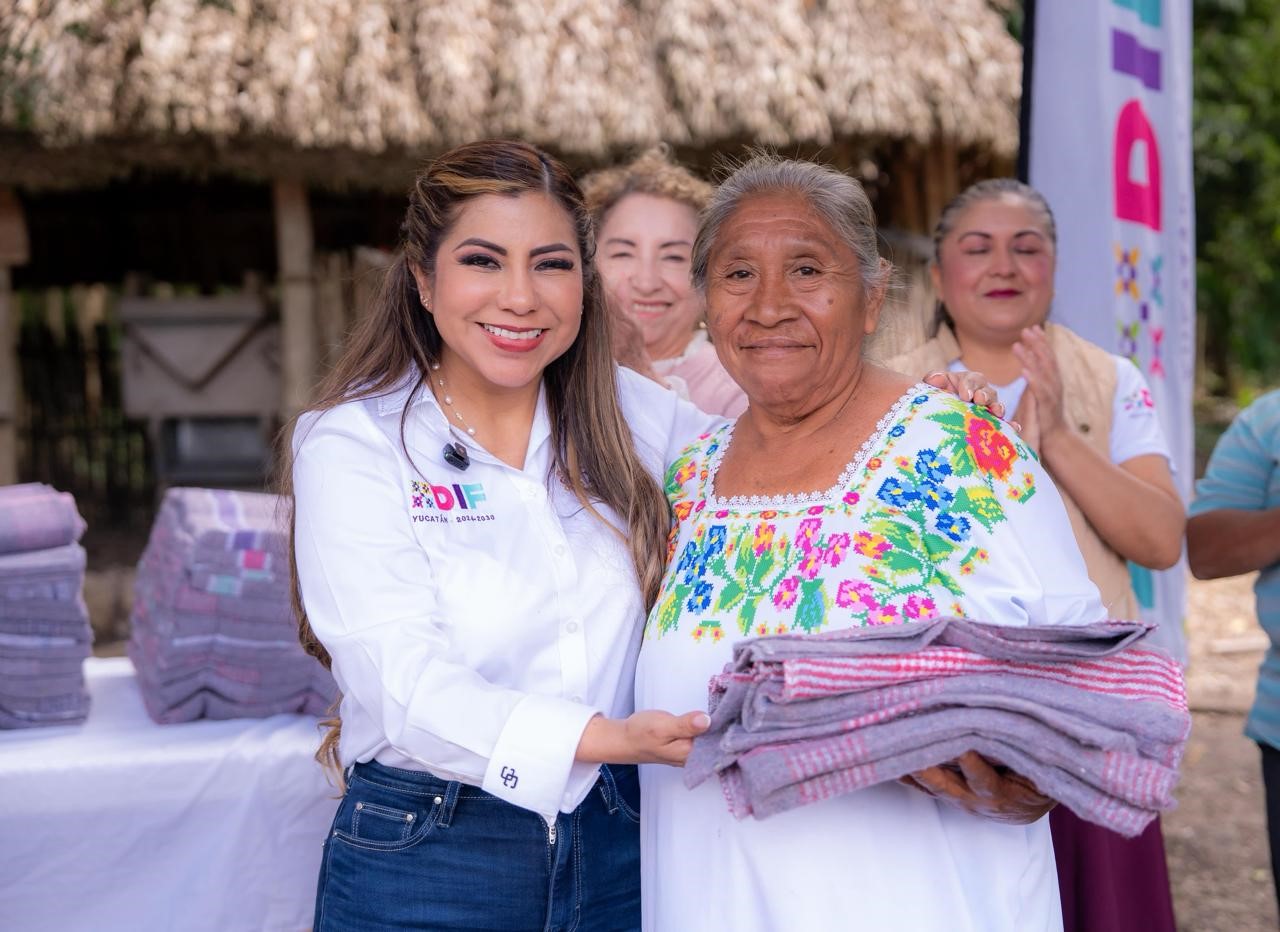 El DIF Yucatán entregó 1,600 cobertores en comisarías y colonias de diversos municipios.